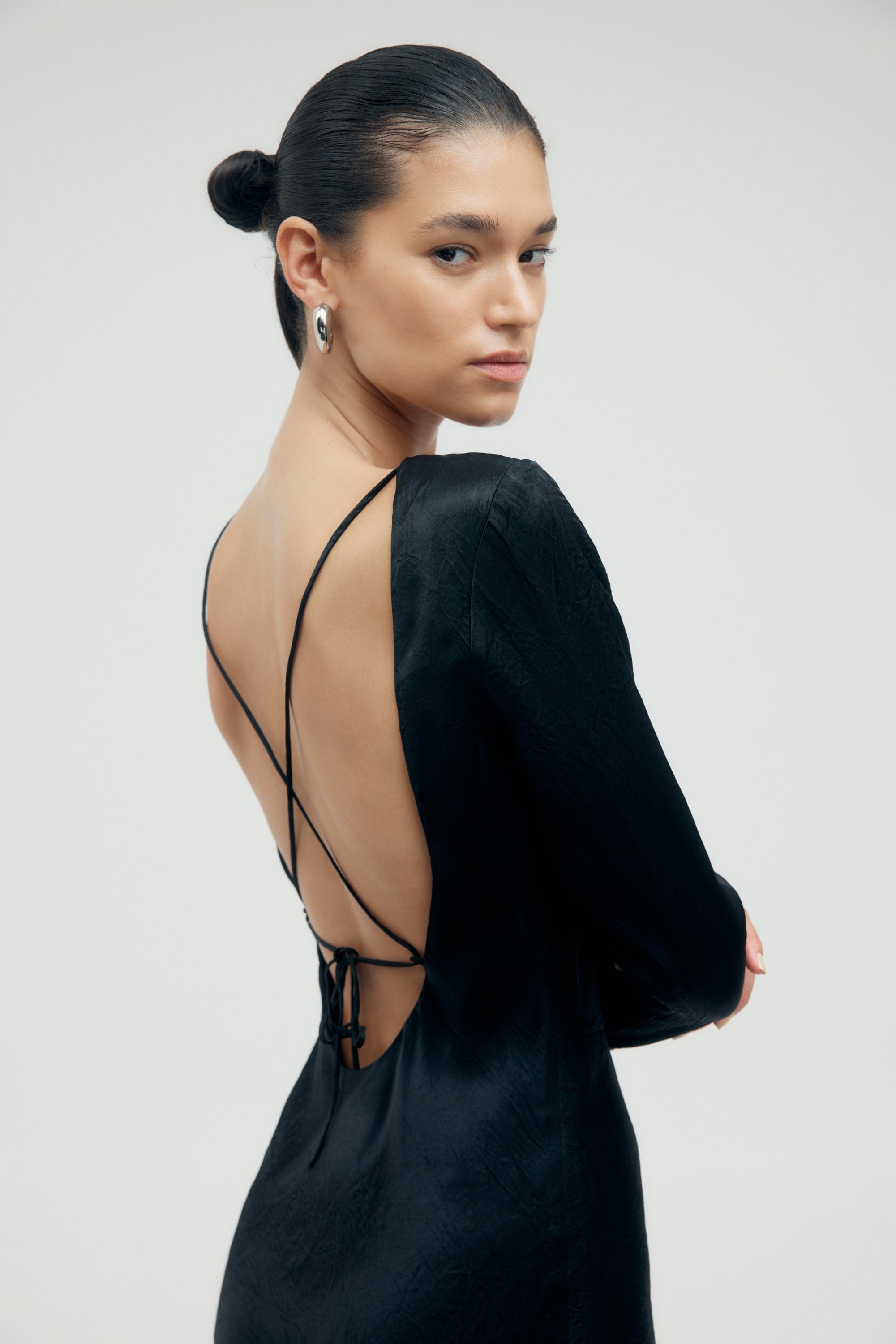 CRUSH TIE BACK MAXI | BLACK THIRD FORM - International CRUSH TIE BACK MAXI | BLACK THIRD FORM - International