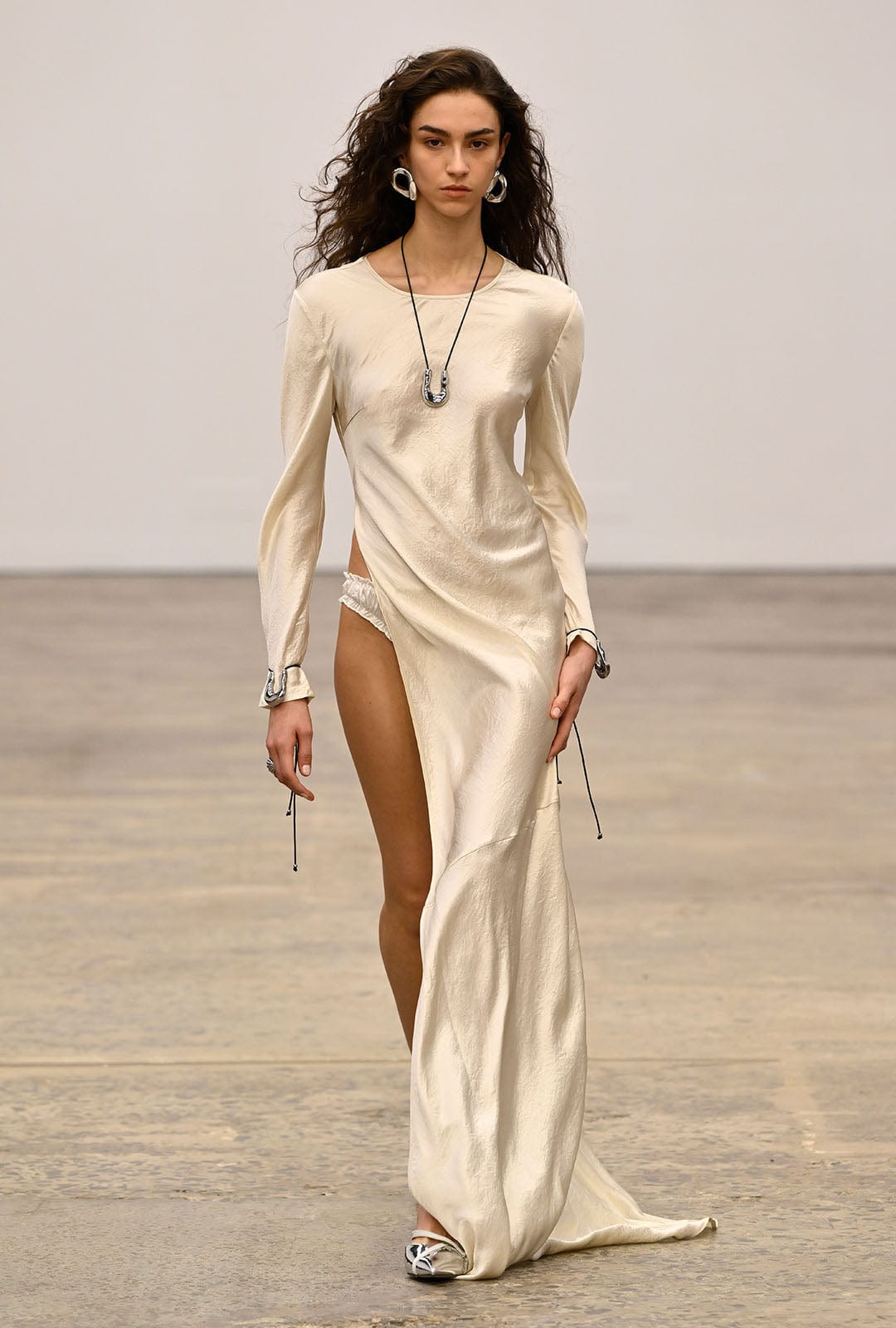 REVERY HIGH SPLIT LONG SLEEVE DRESS CREAM THIRD FORM Women's